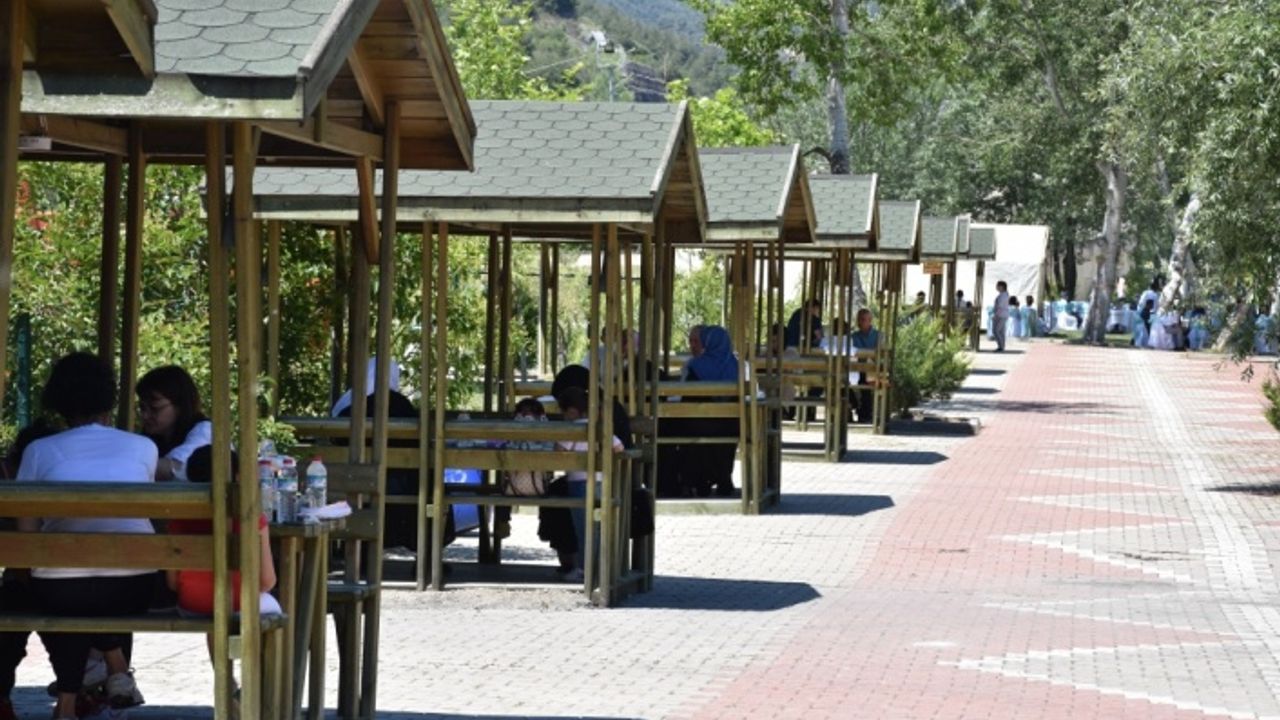 Bilecik'te vatandaşlar Sakarya Nehri kenarında kısıtlamasız cumartesinin keyfini çıkarıyor