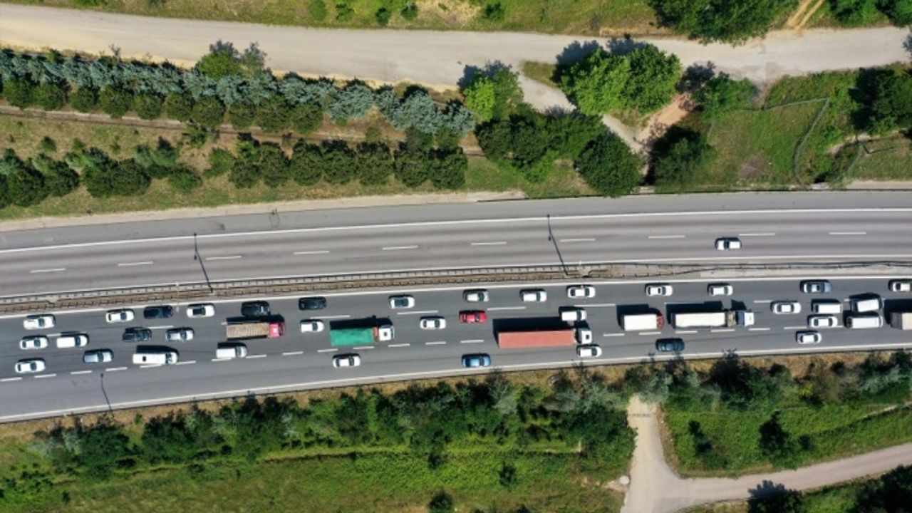 Kocaeli'de bayram tatili nedeniyle akıcı trafik yoğunluğu yaşanıyor