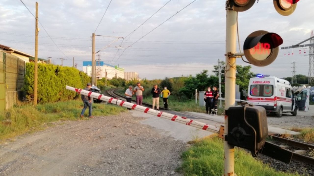 Hemzemin geçitte tren hafif ticari araca çarptı: 1 ölü