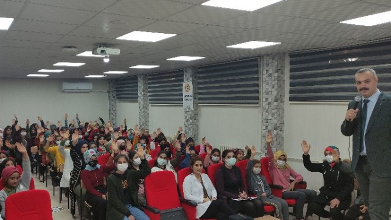 Yazar Metin Özmen: "Yanlış arkadaş seçimi başarıya yansıyor"