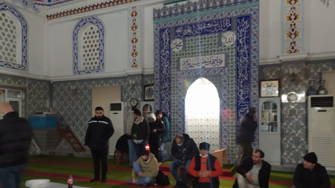Arnavutköy'de yollarda mahsur kalan vatandaşlar camilerde misafir ediliyor