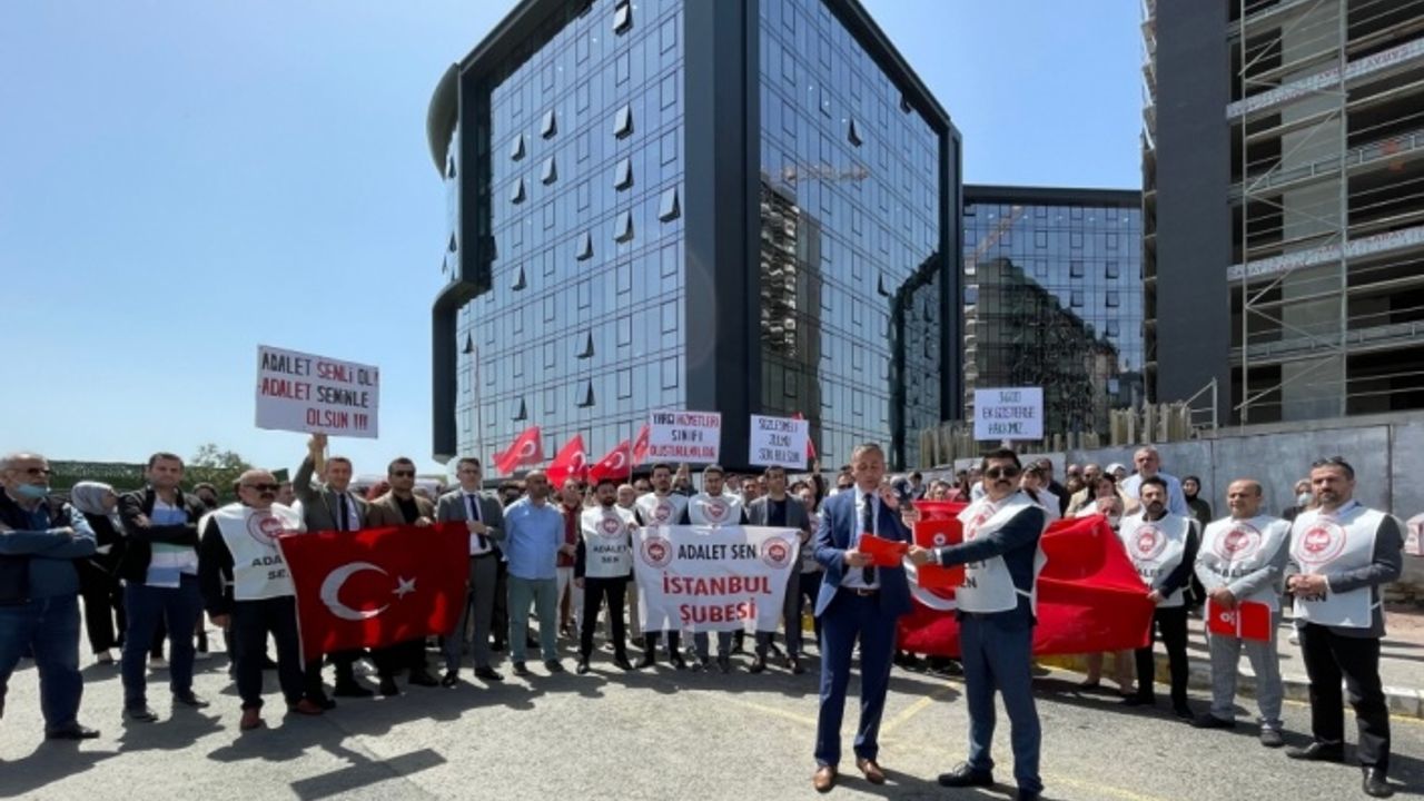 Adalet Sen üyelerinden Küçükçekmece Adliyesi önünde basın açıklaması