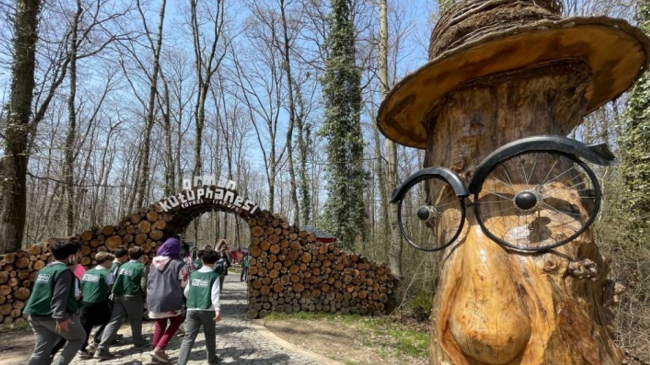 "Orman Kütüphanesi"nde kitaplar doğayla iç içe okunuyor