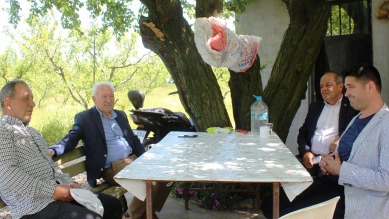 Lapseki Belediye Başkanı Yılmaz arazilerinde çalışan çiftçileri ziyaret etti