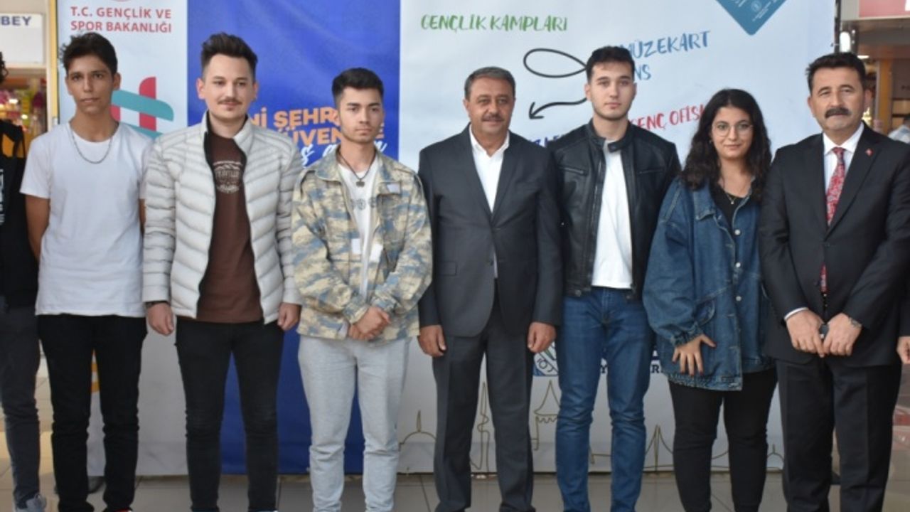 Balıkesir'e kayıt için gelen üniversitelileri otogarda Vali Şıldak karşıladı