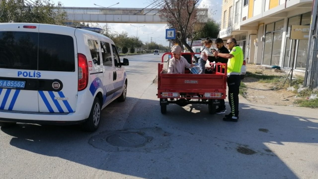 Bursa'da polis aracı bağlanan sürücünün çocuğunu hastaneye ulaştırdı