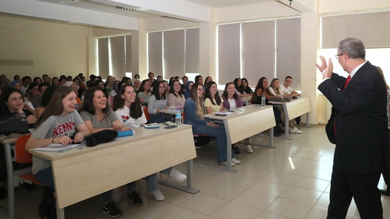 TÜ Rektörü Tabakoğlu, öğrencilerle bir araya geldi