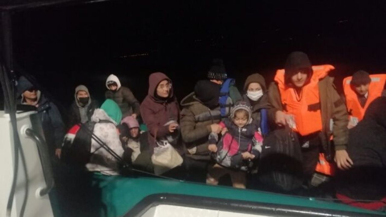 Çanakkale'de Türk kara sularına itilen 38 düzensiz göçmen kurtarıldı