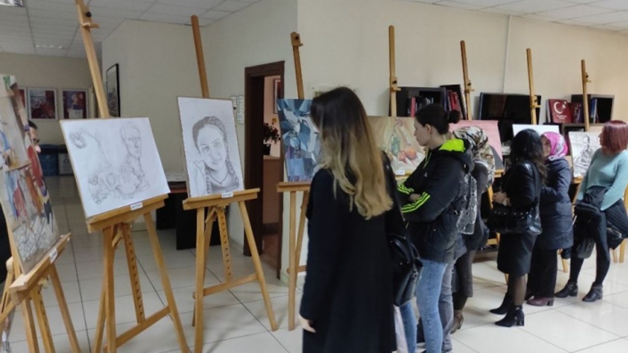 Edirne Valisi Kırbıyık öğretmen ve öğrencilerin yaptığı resimlerinden oluşan sergiyi gezdi