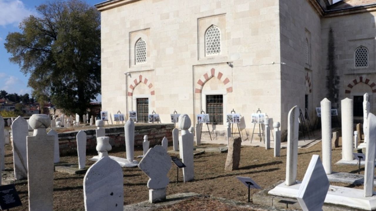 Edirne'deki tarihi Muradiye Camisi'nin haziresindeki mezar taşları onarıldı
