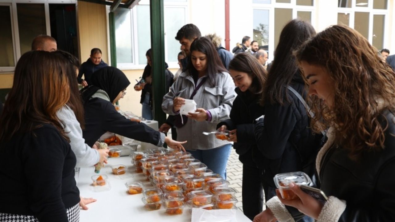 Üniversitelilerin yetiştirdiği kabaklarla hazırlanan tatlılar öğretmenlere ikram edildi