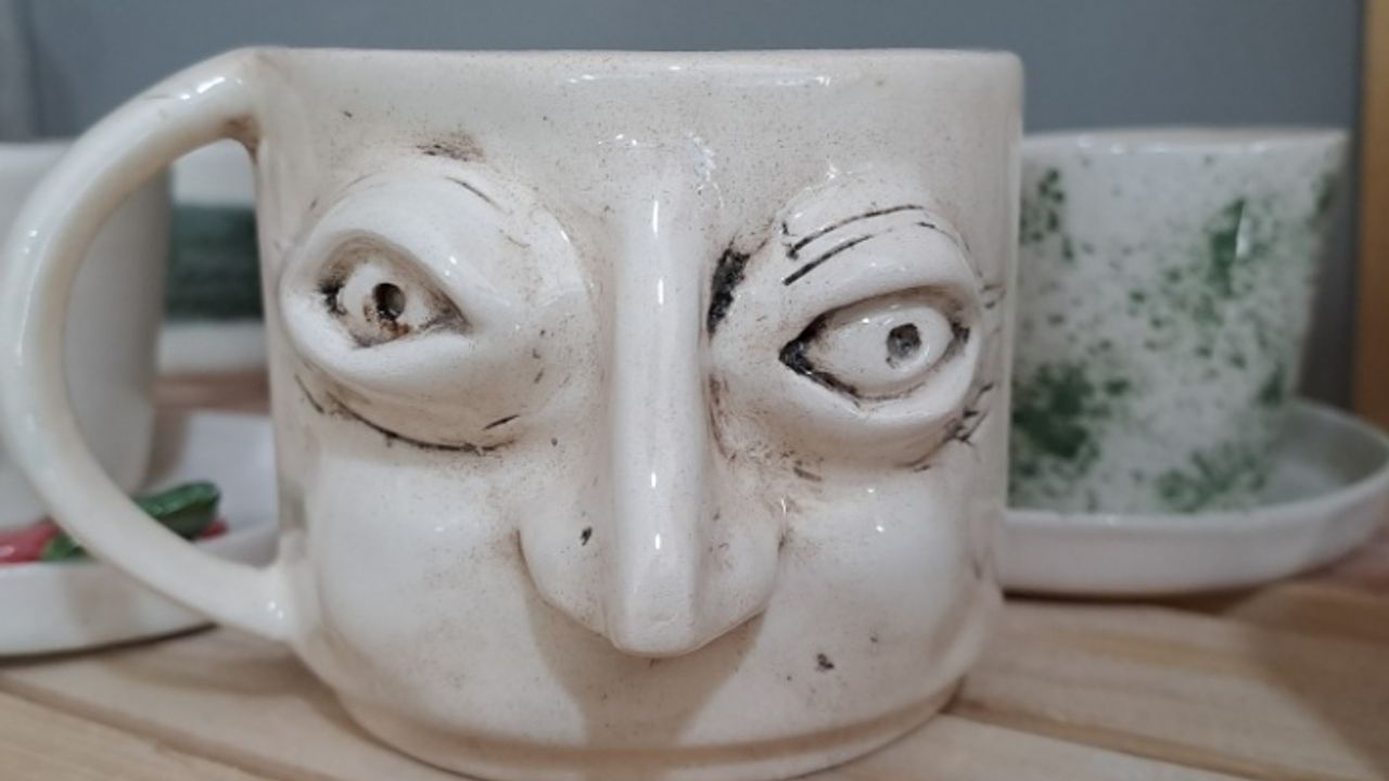 Kursa katılan kadınlar çömlek yapmayı öğreniyor
