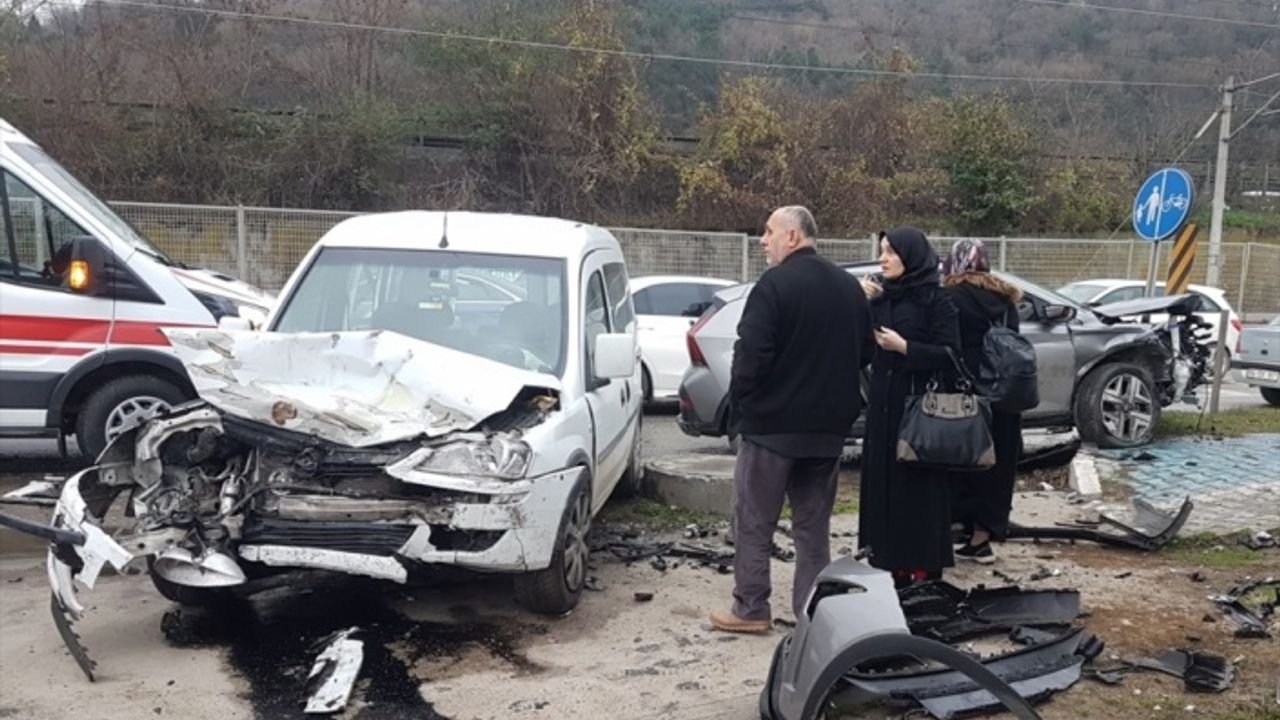 Sakarya'da 3 aracın karıştığı trafik kazasında 7 kişi yaralandı
