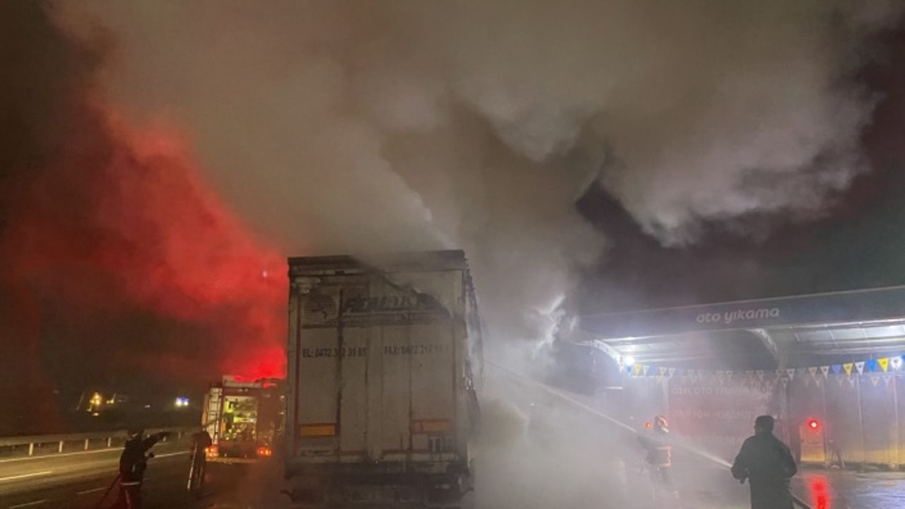 Sakarya'da tekstil ürünleri taşıyan tırın dorsesi yandı