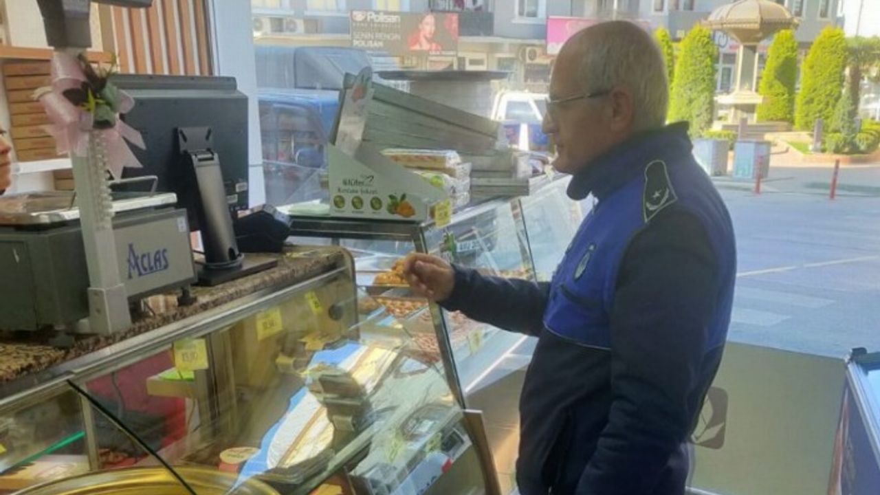 Bursa'da Gürsu Zabıtası tarihleri geçen ürünleri imha etti