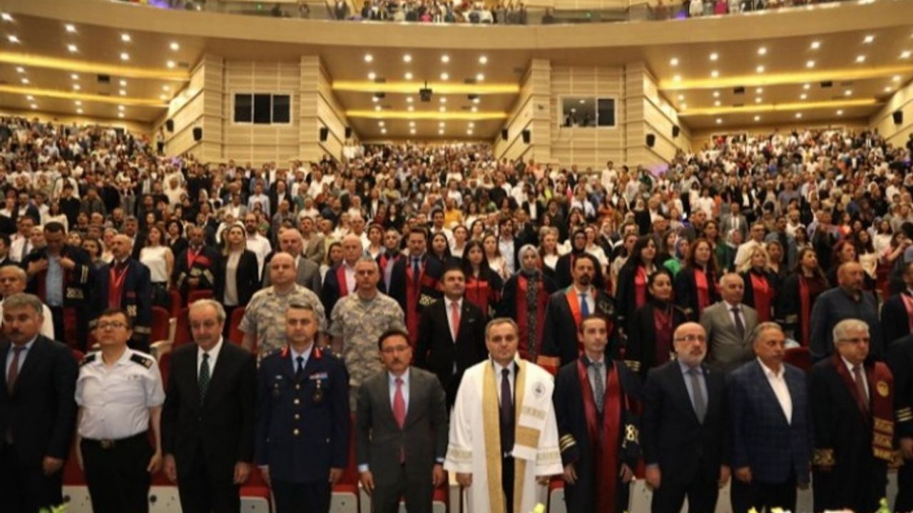 ERÜ Tıp Fakültesi 49'uncu dönem mezunlarını verdi