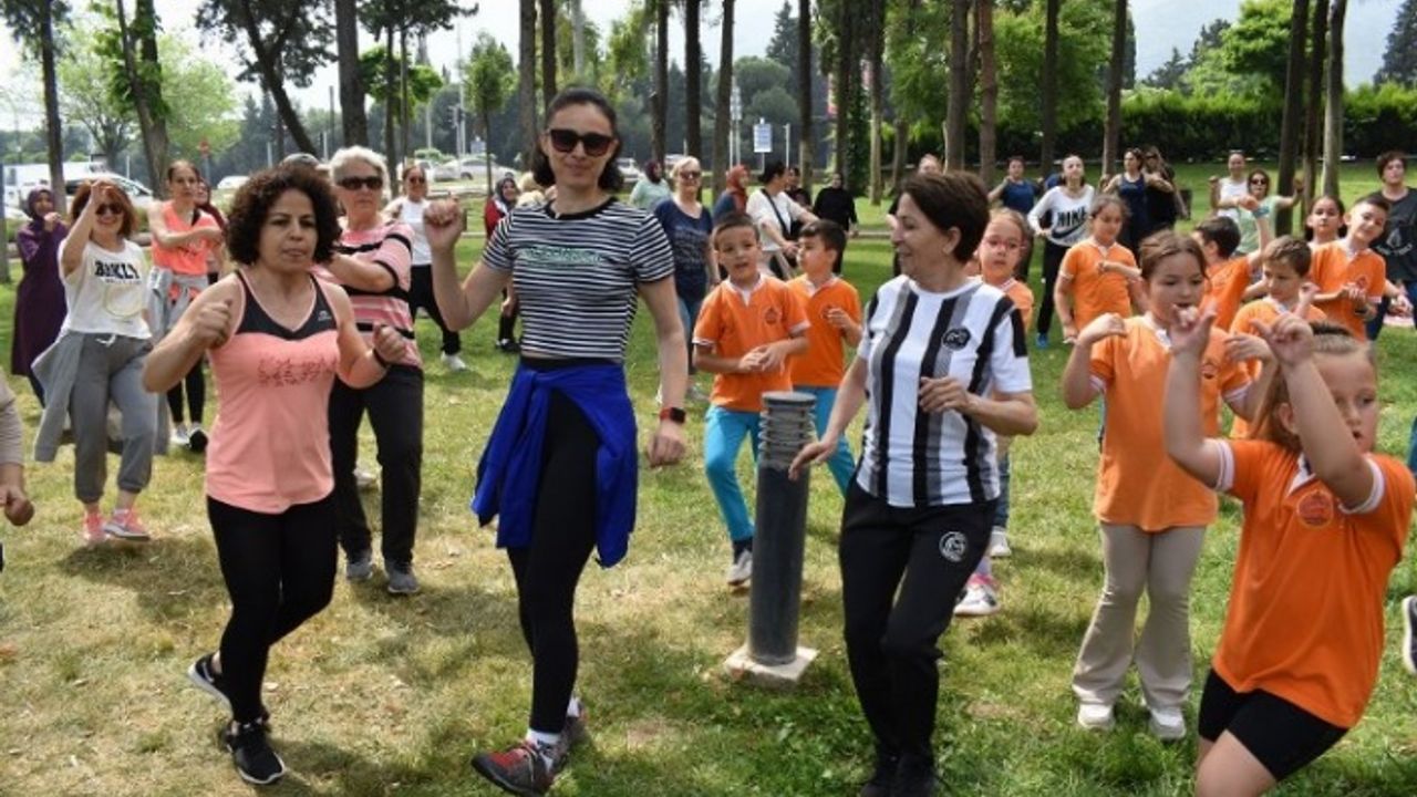 Manisa Yunusemre'de 600 kişi birlikte spor yaptı