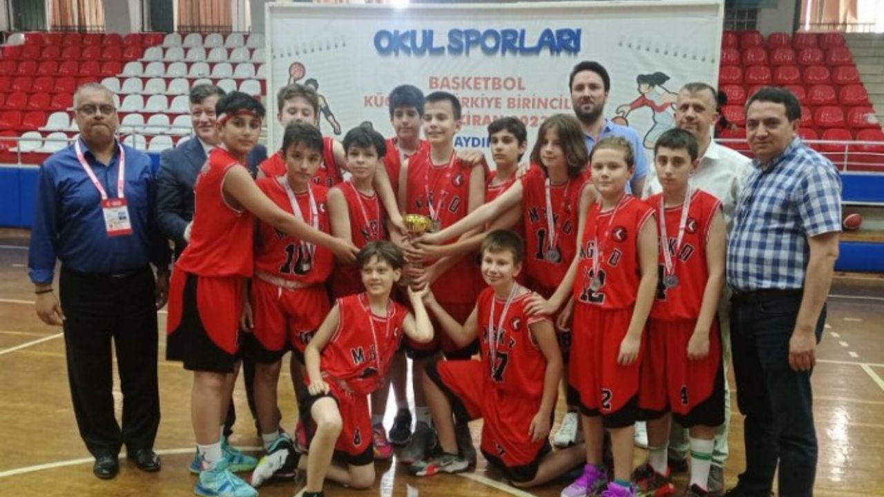 Okullararası basketbolda Bursa temsilcisi Türkiye 2.'si oldu