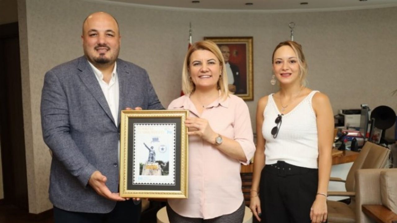 Cumhuriyetin 100. yılına özel pul Başkan Hürriyet’e hediye edildi
