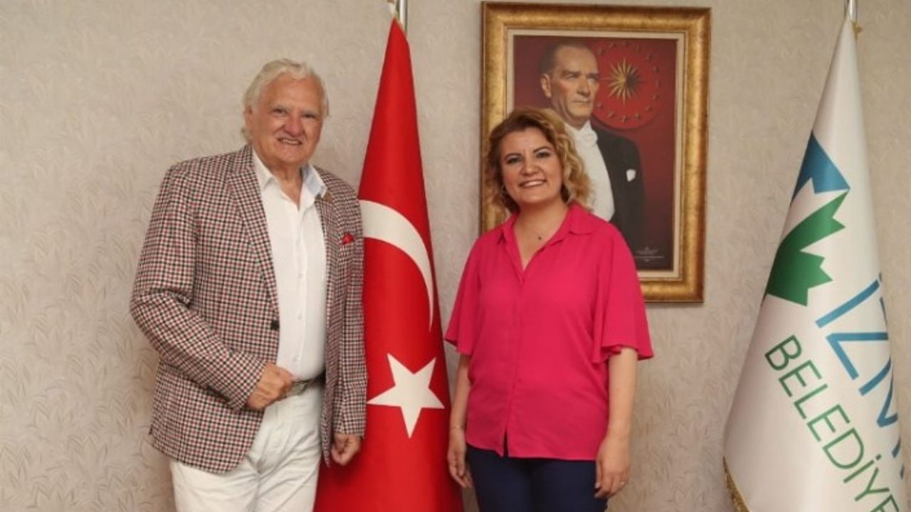 İzmit'in ödülünü Dünya Foklor Birliği Başkanı getirdi