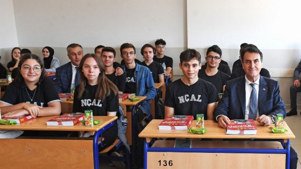 Bursa Osmangazi'de Başkan Dündar iki haftada 10 bin öğrenciyle buluştu