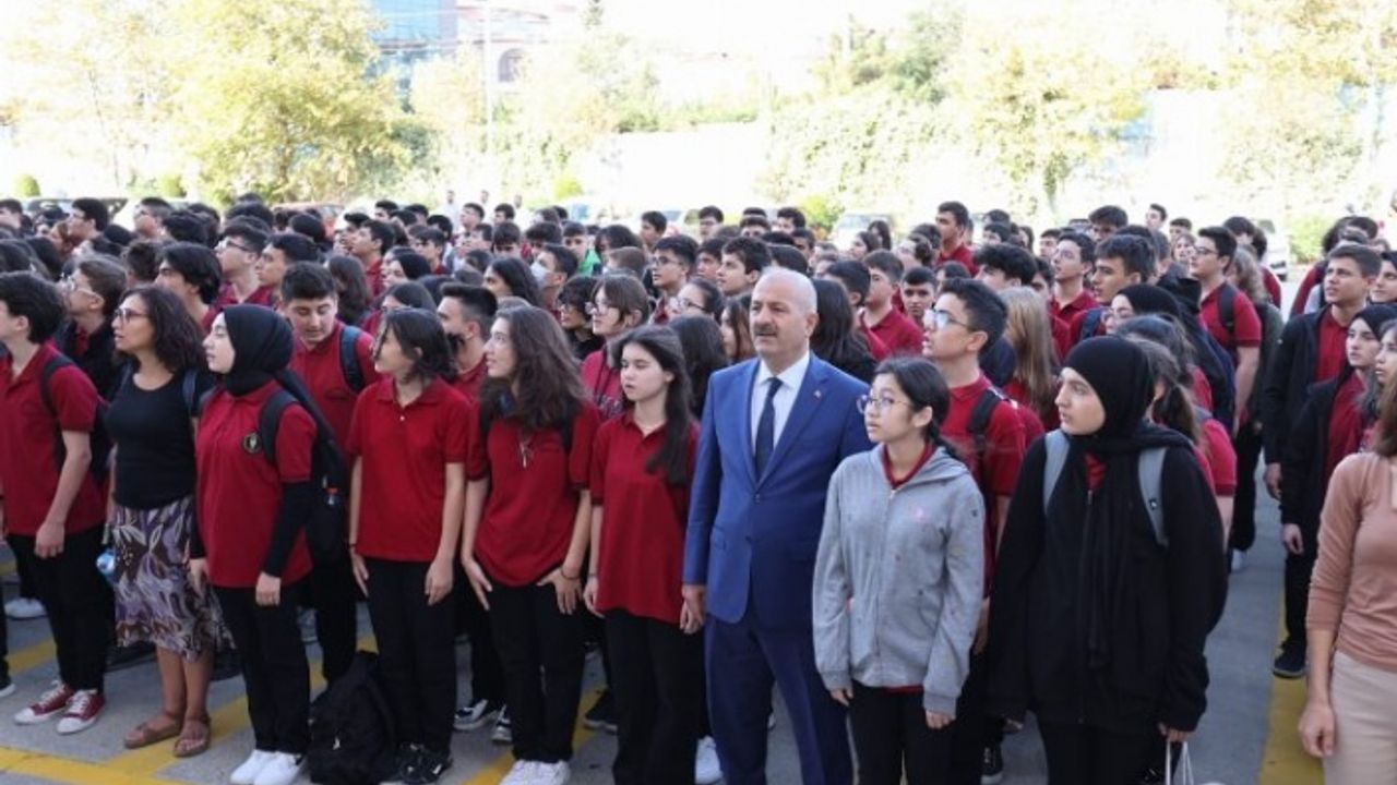 Gebze'de Başkan Büyükgöz öğrencilerle bayrak töreninde