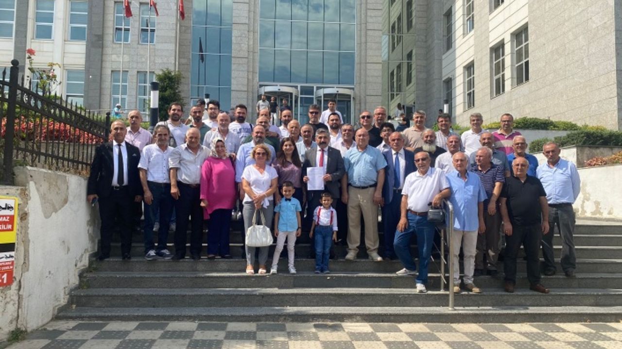 Gökhan Orhan, Mazbatayı aldı, partililere teşekkür etti.