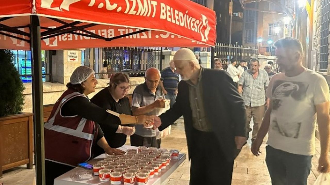 İzmit'in dört bir yanında helva dağıtıldı