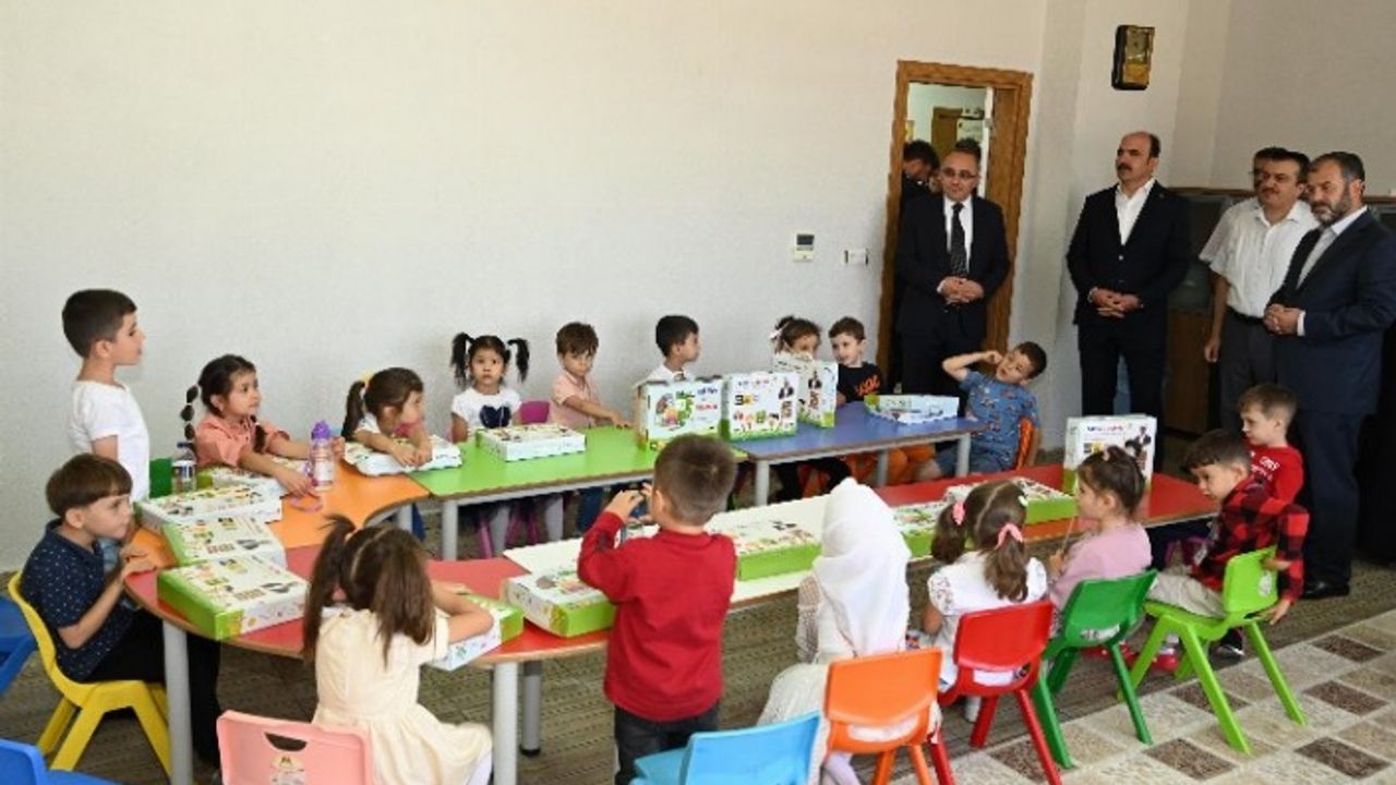 Konya'da Kur'an öğrencilerine eğitim seti dağıtıldı