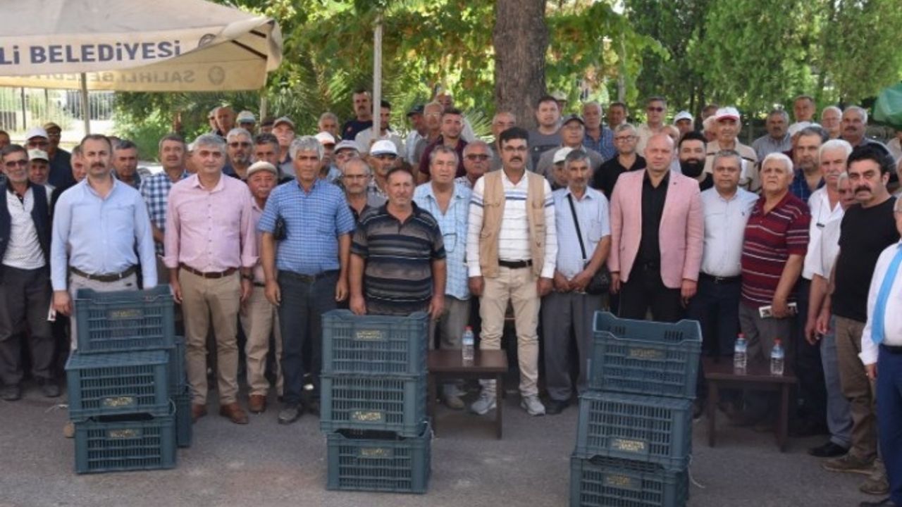 Manisa Salihli'de 9 bin adet meyve kasası dağıttı