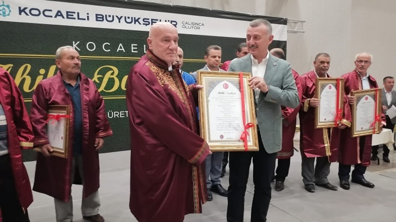 Son 11 yılın ahileri cübbeleri giydi
