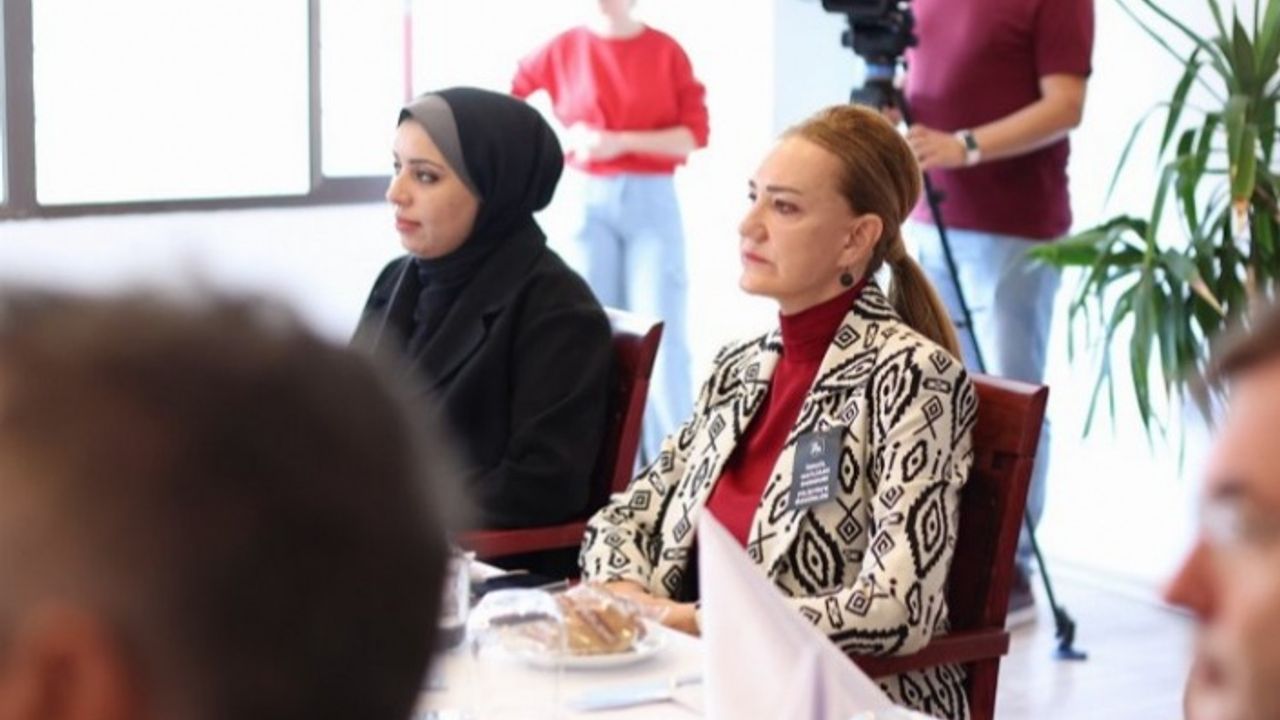 DEÜ rektörü Filistinli öğrencilerle buluştu