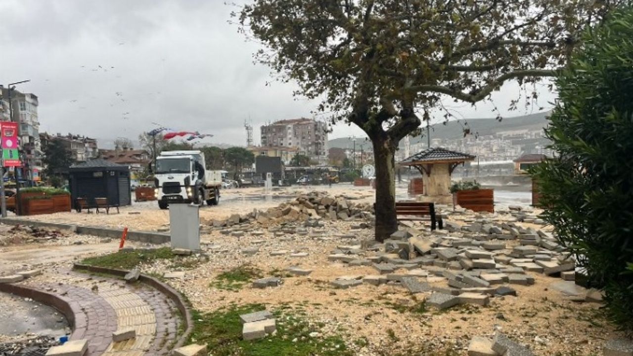 Bursa Gemlik sahilinde azgın dalgalar kordona taştı