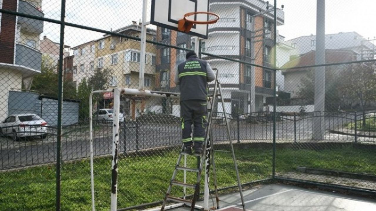 Çayırova'da spor sahaları bakımdan geçiyor