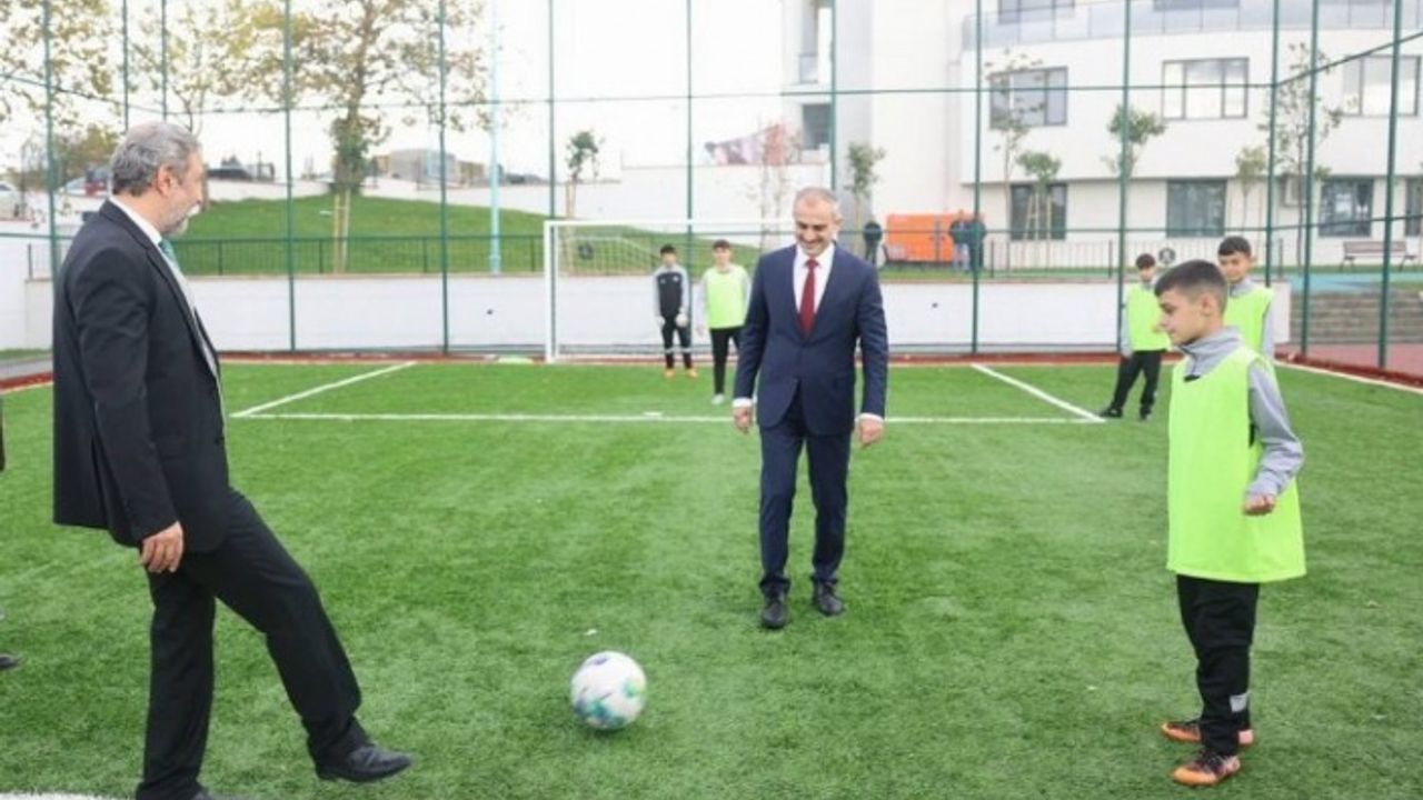 Çayırova'daki yeni halı sahada ilk maçın başlama vuruşu protokolden
