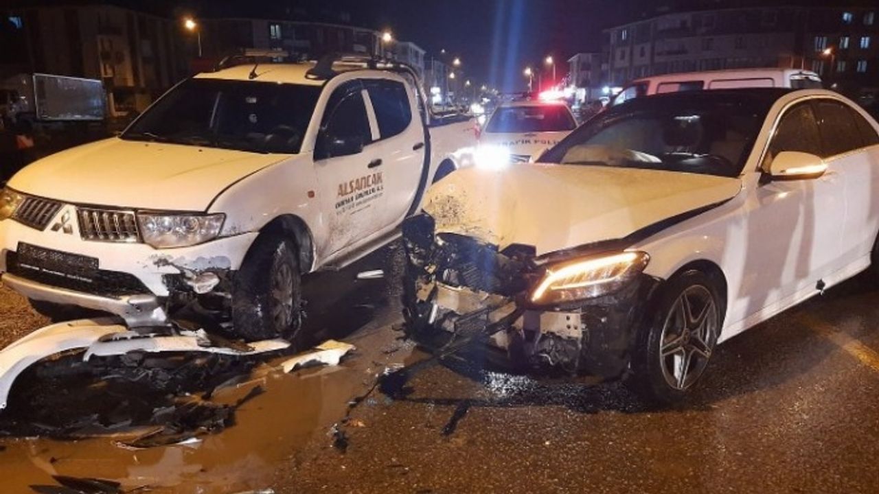 Kamyonet ile otomobil çarpıştı: 5 yaralı