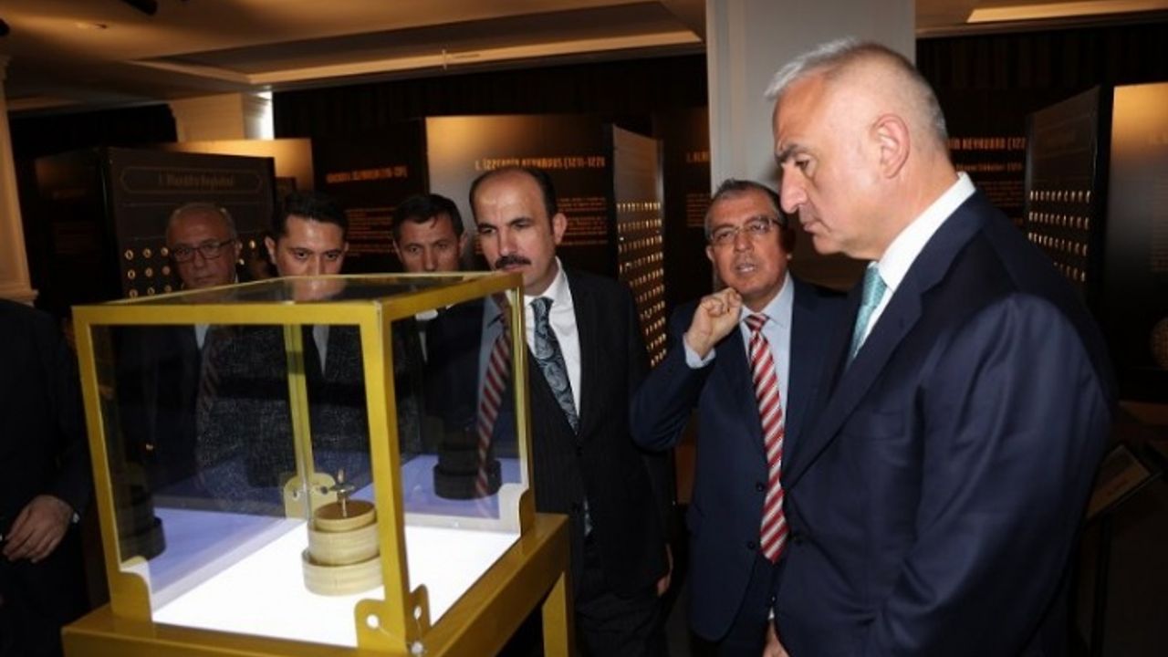 Konya'da Darü'l-Mülk Sergi Sarayı'nı gezdi