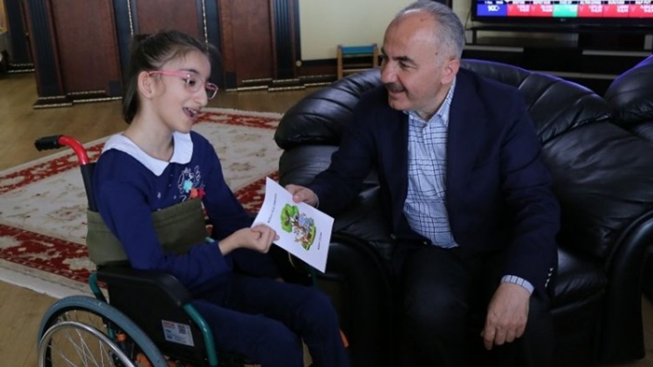 Özel yetenekli çocuk yazardan Başkan Metin'e teşekkür