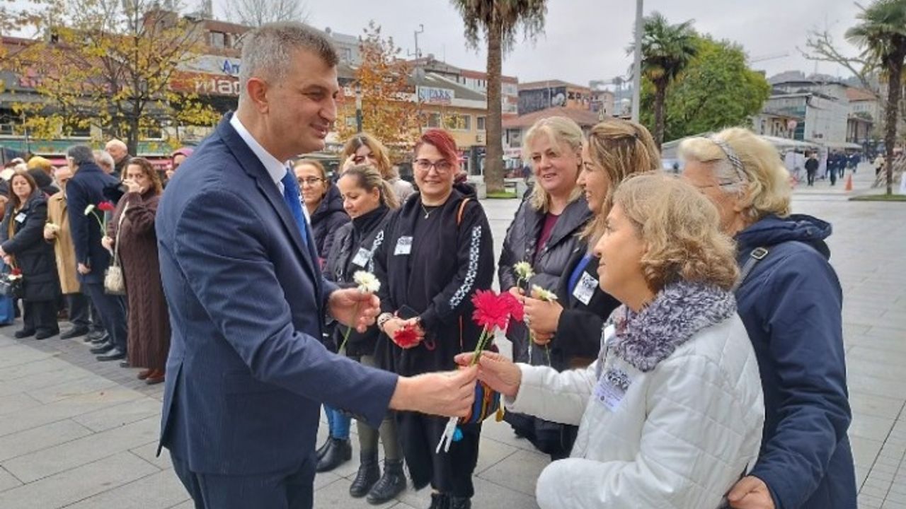 Gölcük'te 5 Aralık'a özel kadınlara karanfil