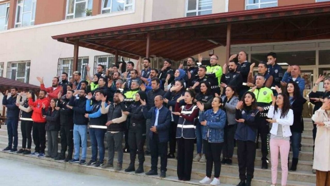 Hatay'da Türk Polisi'nden işaret dili ile İstiklal Marşı