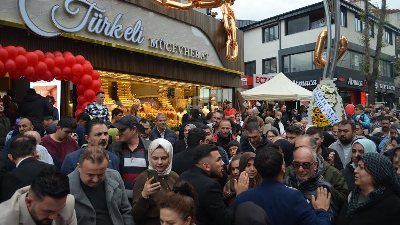 Darıca’da ücretsiz altın dağıtıldı, vatandaş kuyruğa girdi