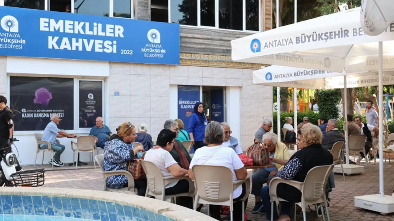 Alanya Emekli Kahvesine emeklilerden tam not