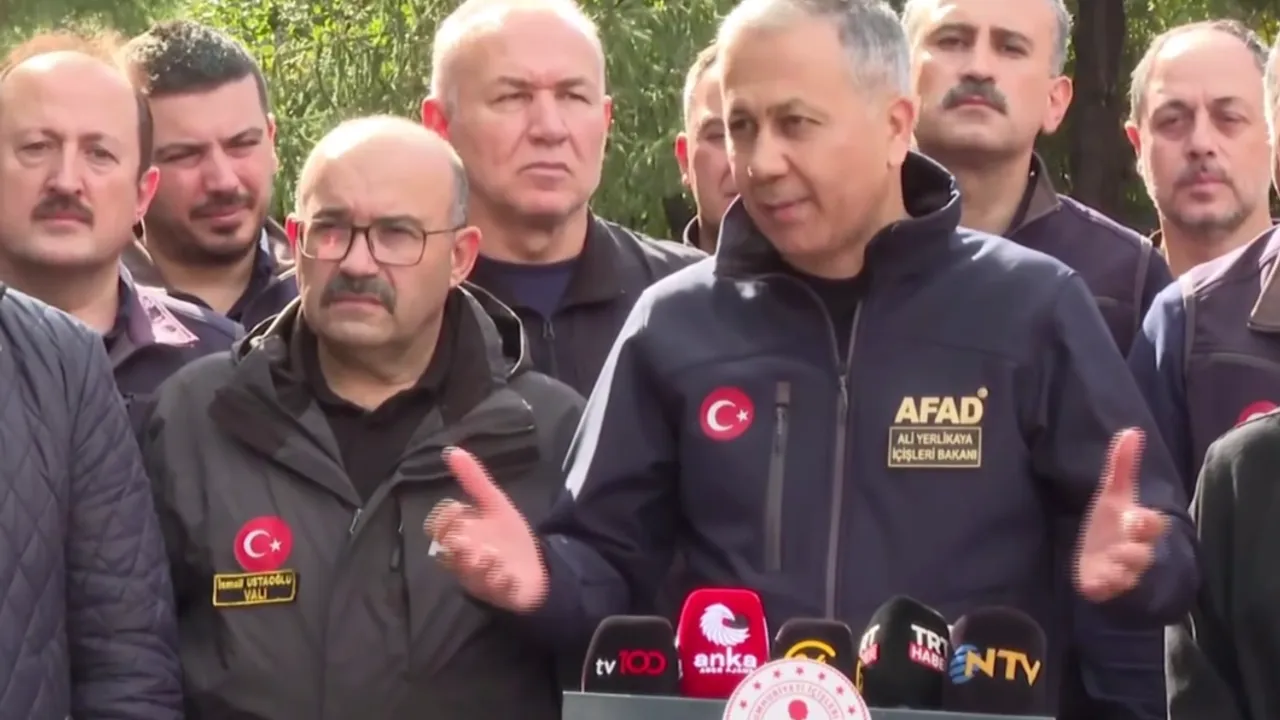 Bakan Yerlikaya Sındırgı'dan son durumu açıkladı... Balıkesir'e acil ihtiyaçlar için 25 milyon TL