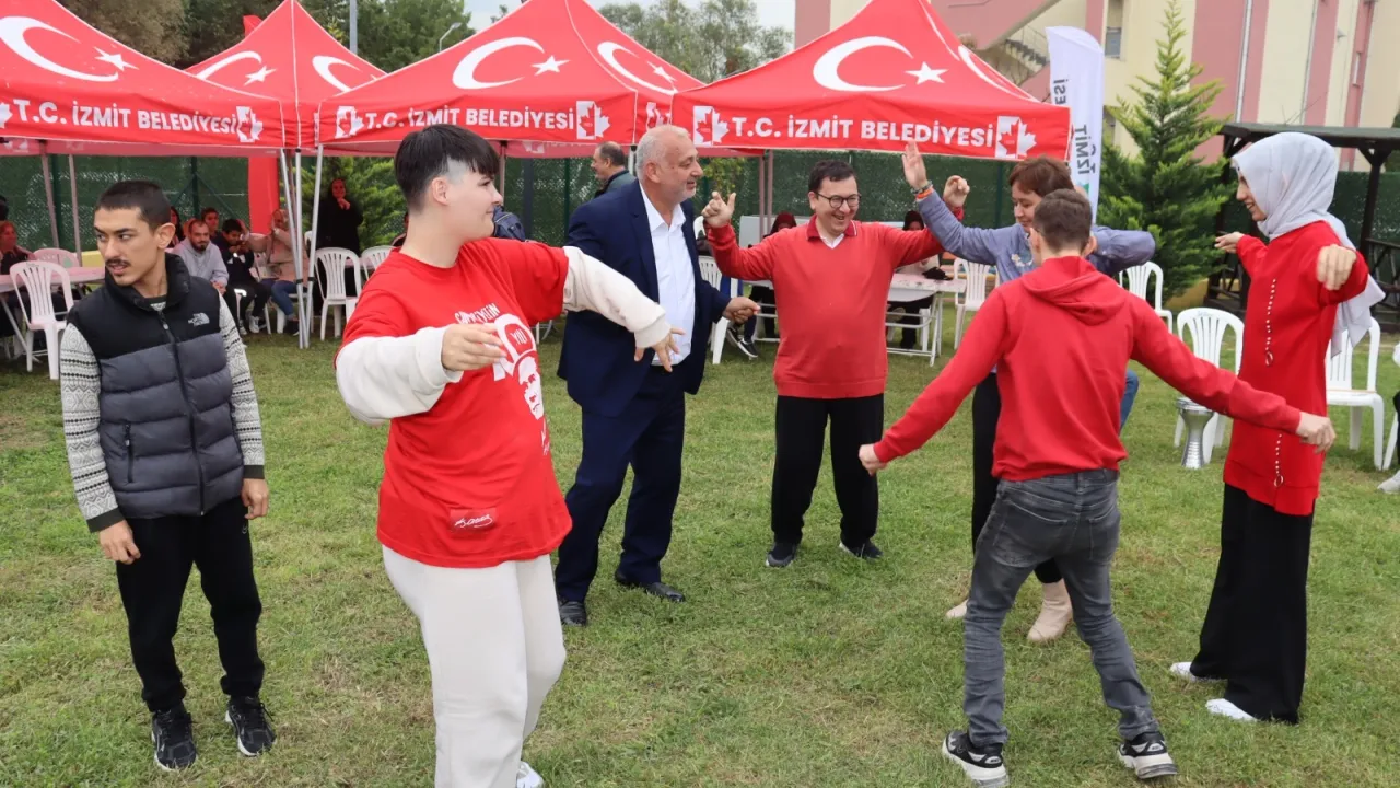 İzmit'te otizmli bireyler sonbahar şenliğinde buluştu