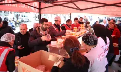 İzmit Belediyesi Darıca'da sıcak yemek dağıtıyor