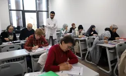 Farklı renk ve kültürlerden insanlar Türkçe’yi öğreniyor