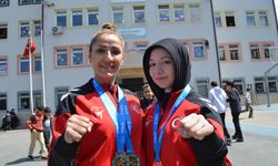 Gebzeli tekvandocu beden eğitimi öğretmeniyle öğrencisi başarıdan başarıya koşuyor