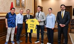 Kocaeli Fenerbahçeliler Derneğinden Vali Aktaş'a Fenerbahçe forması
