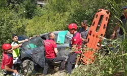 Şarampole devrilen araçta 3 kişi yaralandı