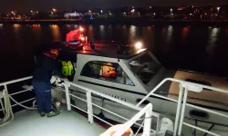 Yenikapı açıklarında 4 kişilik tekne emniyete alındı!